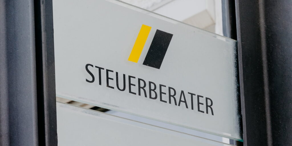 Das Logo der Steuerkanzlei Schicker & Kollegen und darunter steht Steuerberater.